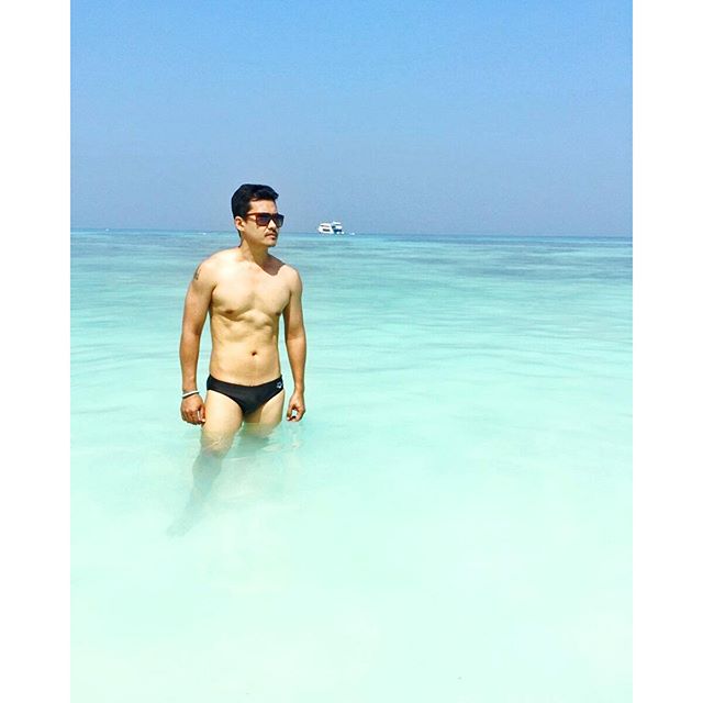 รัดเป้าตุง!!! หมีมีหนวด นุ่งกางเกงในตัวจิ๋ว โชว์ของใหญ่กลางทะเล คืนความสุขให้แฟนคลับ