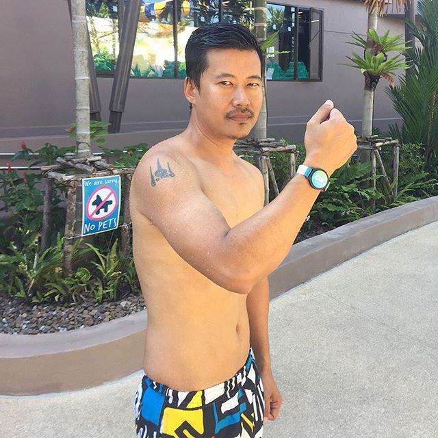รัดเป้าตุง!!! หมีมีหนวด นุ่งกางเกงในตัวจิ๋ว โชว์ของใหญ่กลางทะเล คืนความสุขให้แฟนคลับ