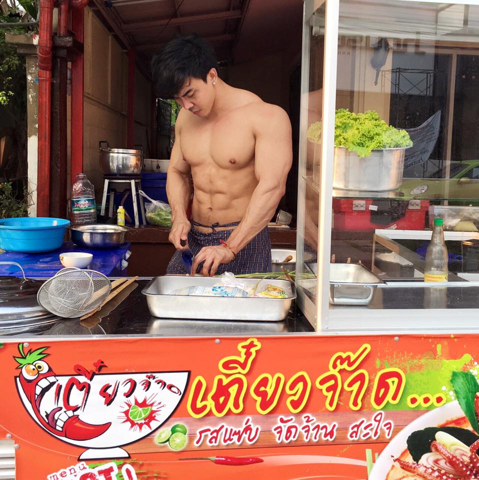 แซ่บเว่อร์!! พ่อค้าก๋วยเตี๋ยวแซ่บสนั่นโซเชียล ขายห่อหมกไซด์ใหญ่พิเศษ แถมไข่