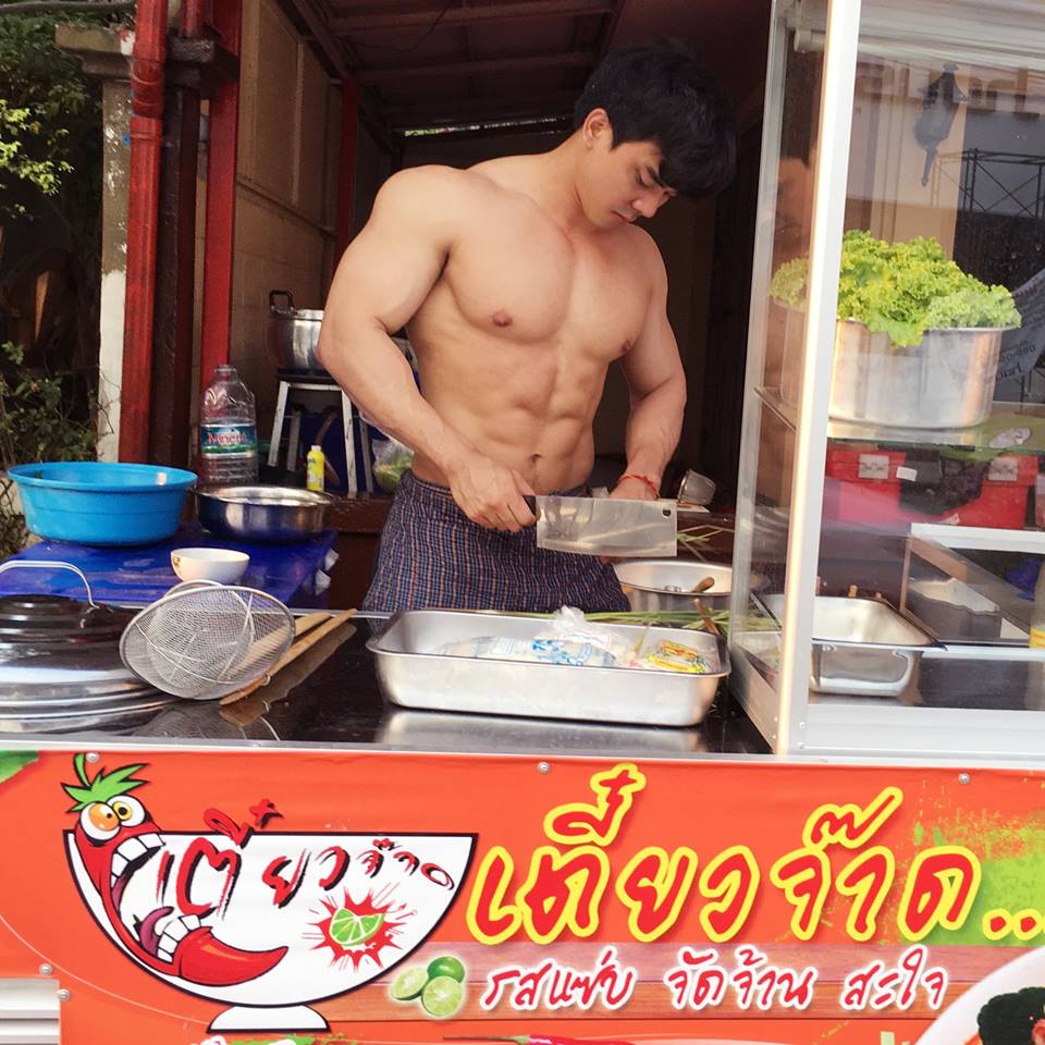 แซ่บเว่อร์!! พ่อค้าก๋วยเตี๋ยวแซ่บสนั่นโซเชียล ขายห่อหมกไซด์ใหญ่พิเศษ แถมไข่
