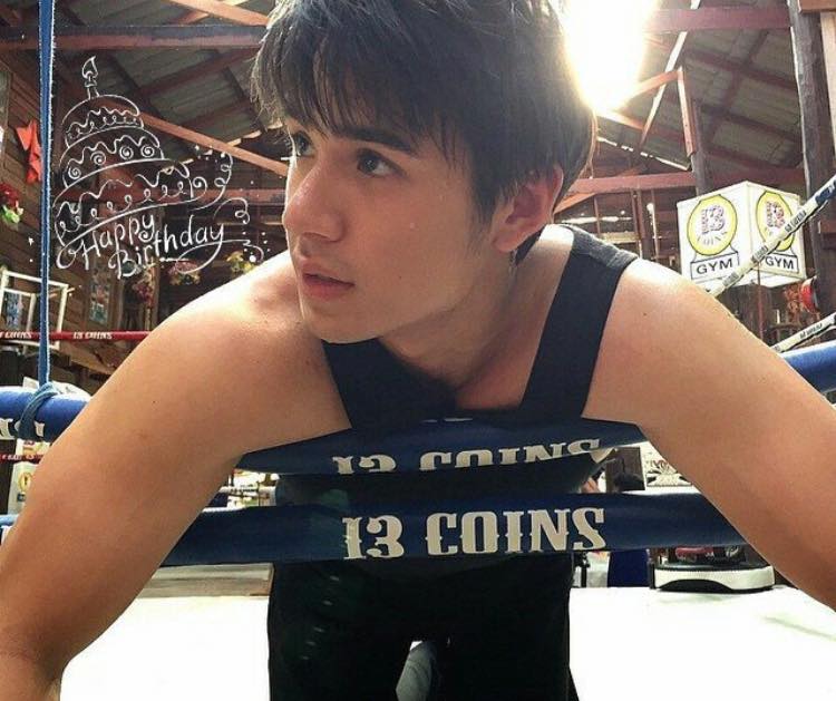 หนุ่มหล่อในเฟส