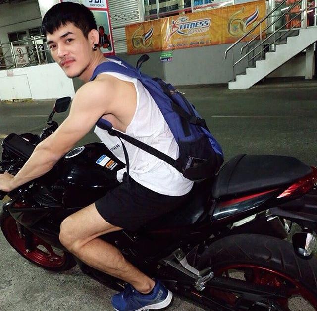 หนุ่มหล่อในเฟส