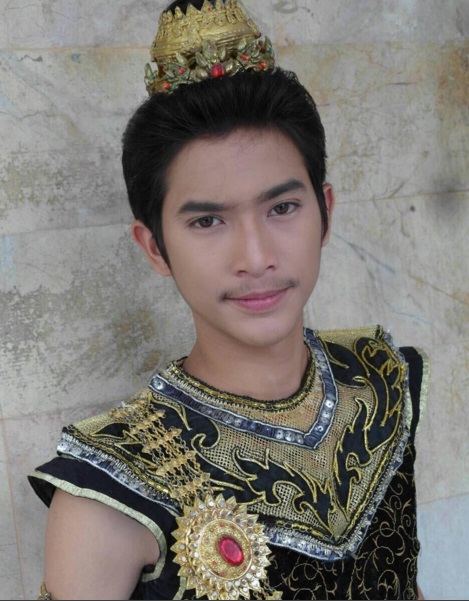 "โมเดล ศิฐฑา"  หนุ่มละอ่อน  วัย18 ปี  ผู้รับบท "พระปิ่นศิลป์ชัย แก้วหน้าม้า"