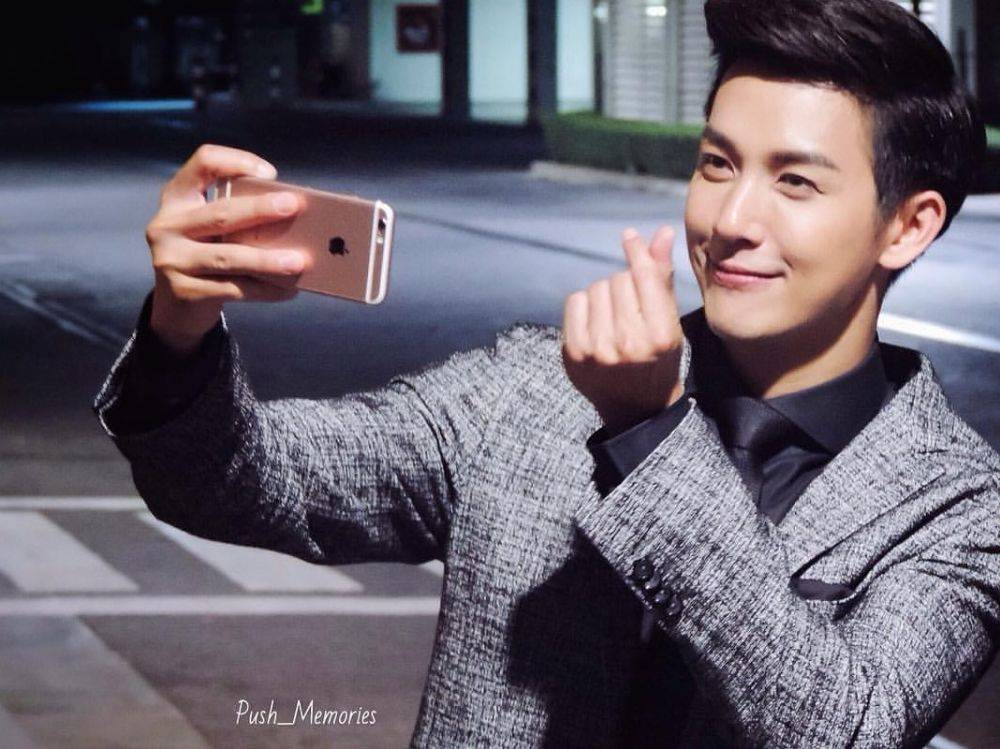 ผู้ชายคนแรก ของ attitude Magazine Best actor