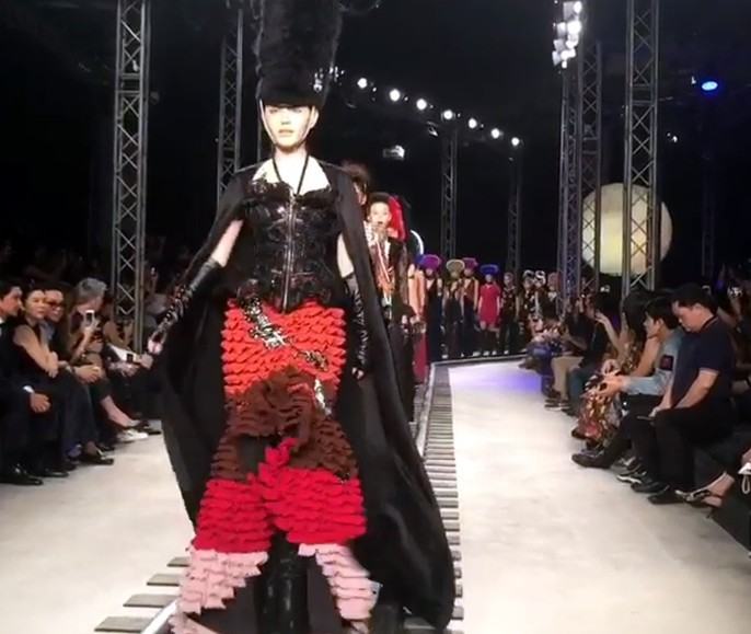 Fashion Runway บนรางรถไฟ ของ ใหม่ ดาวิกา ชุดนี้เริ่ดๆๆ