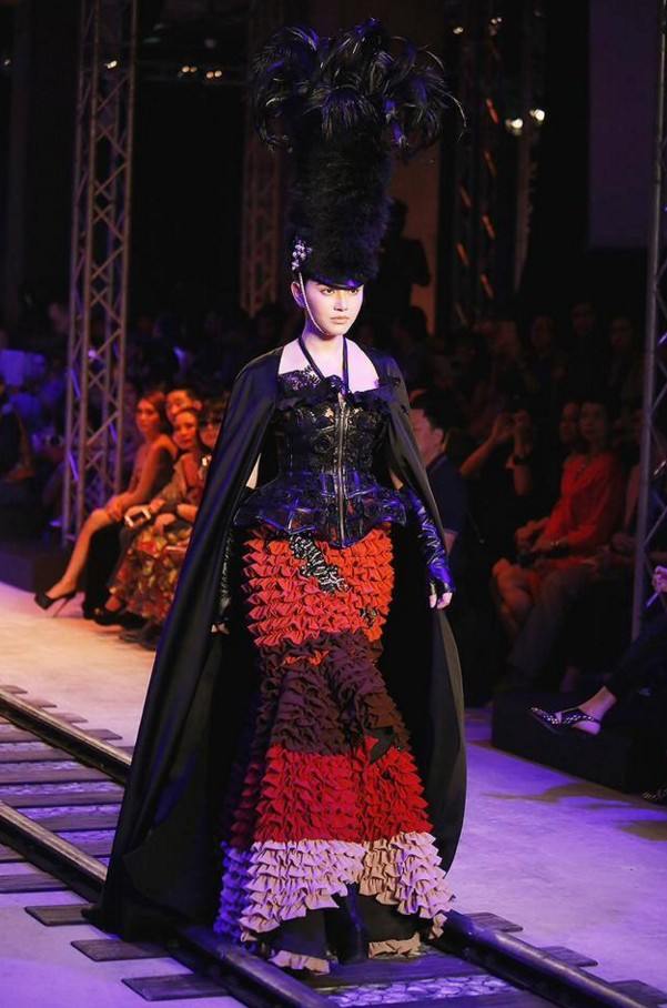 Strong ..! ELLE MEN FASHION SHOW .. บี น้ำทิพย์ vs ใหม่ ดาวิกา vs แนท