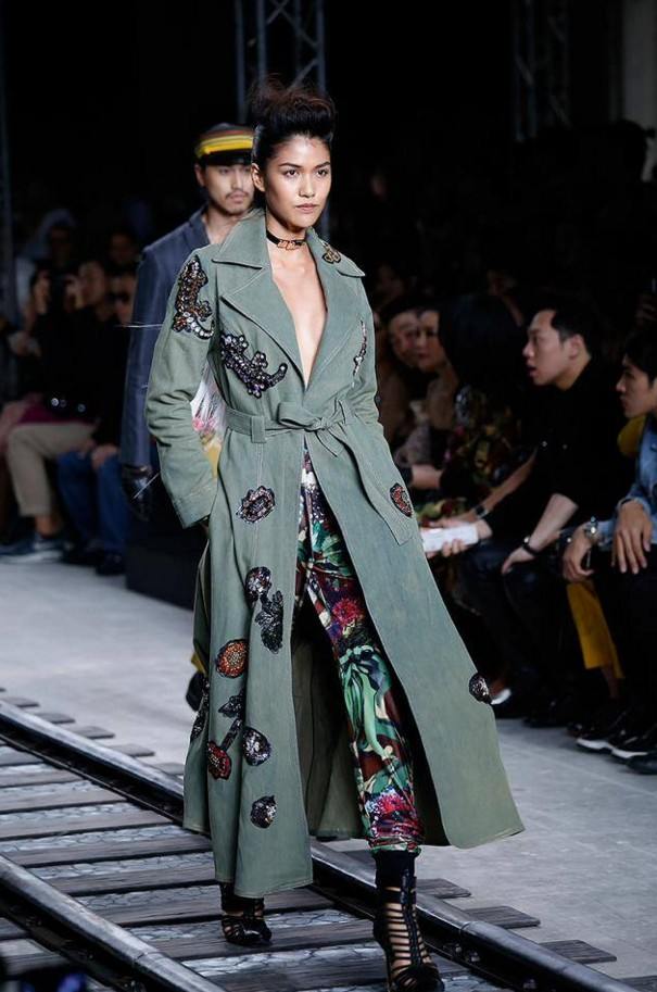 Strong ..! ELLE MEN FASHION SHOW .. บี น้ำทิพย์ vs ใหม่ ดาวิกา vs แนท