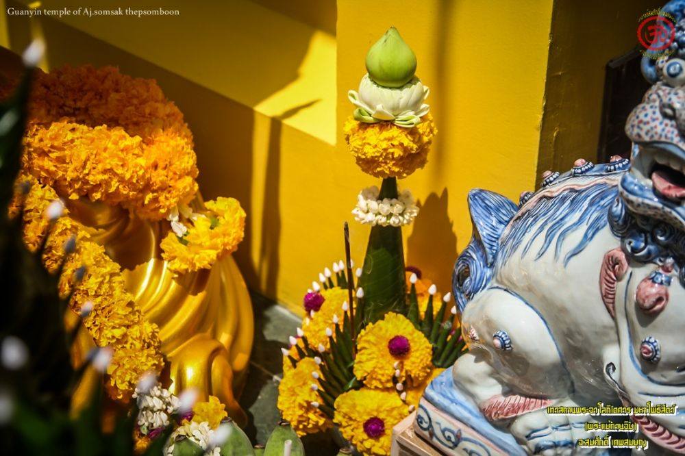 พระแม่ธรณีบีบมวยผม ปางยืน ณ เทวสถานพระแม่กวนอิม อ.สมศักดิ์ เทพสมบุญ