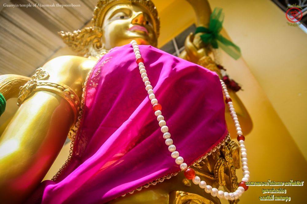 พระแม่ธรณีบีบมวยผม ปางยืน ณ เทวสถานพระแม่กวนอิม อ.สมศักดิ์ เทพสมบุญ