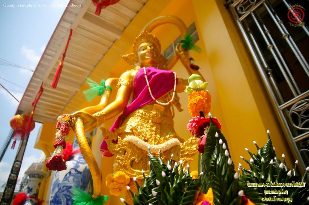 พระแม่ธรณีบีบมวยผม ปางยืน ณ เทวสถานพระแม่กวนอิม อ.สมศักดิ์ เทพสมบุญ