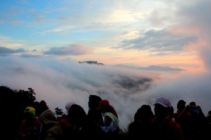 ชมทิวทัศน์สวยๆ ที่ภูชีฟ้า