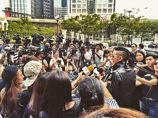 เมื่อ อั้ม พัชราภา โดดเล่น MV เพลง "แร้ง" ของ "ดัง พันกร" บอกเลยงานนี้แซ่บ 3 พฤษภาคม 2559 นี่ได้ดูแน่นอน !