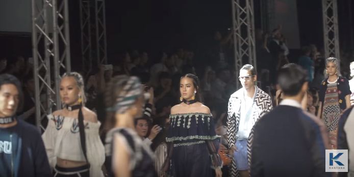 ลิลลี่ The Face  เดินแบบ ปังมาก! ในงาน ELLE FASHION WEEK 2016