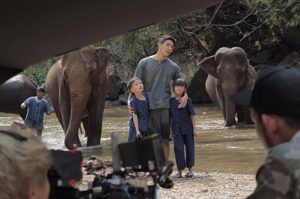 เผยโฉมโปสเตอร์ ซีรี่ส์เกย์น่าดู มิติรักผ่านเลนส์ ตอน รุ้งสีเทา
