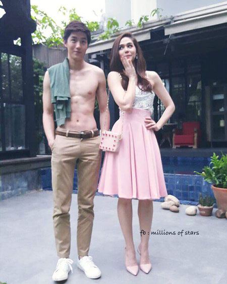ฟิตสุด! “ต่อ ธนภพ” เปลี่ยนหุ่นแห้ง ล่าสุด กล้ามแน่น ซิกแพ็คเต็มๆ งานดีมาก..ชมพู่ ใจเต้นรัวๆ! ต่อ ธนภพ ถอดเสื้อโชว์ซิกแพคขาวเนียน...