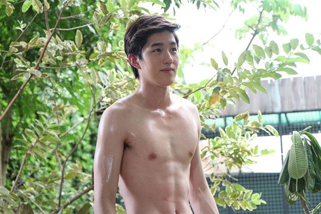 ฟิตสุด! “ต่อ ธนภพ” เปลี่ยนหุ่นแห้ง ล่าสุด กล้ามแน่น ซิกแพ็คเต็มๆ งานดีมาก..ชมพู่ ใจเต้นรัวๆ! ต่อ ธนภพ ถอดเสื้อโชว์ซิกแพคขาวเนียน...