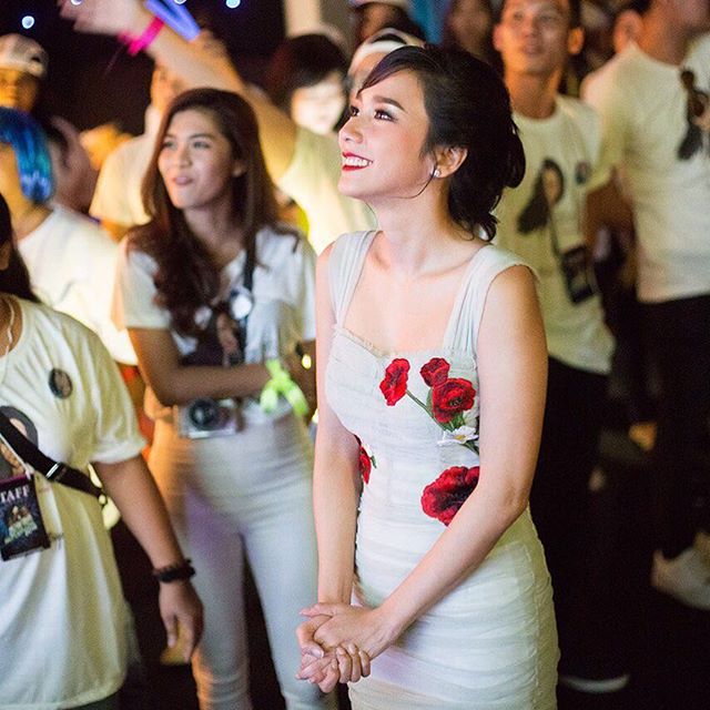 อั้ม พัชราภา สวย เจิด สุดๆ ในชุดเดรสลายดอกของแบรนด์ดัง Dolce & Gabbana