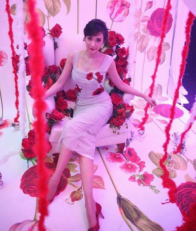 อั้ม พัชราภา สวย เจิด สุดๆ ในชุดเดรสลายดอกของแบรนด์ดัง Dolce & Gabbana