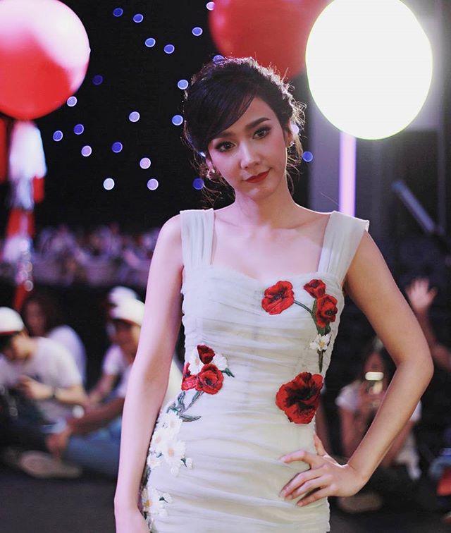 อั้ม พัชราภา สวย เจิด สุดๆ ในชุดเดรสลายดอกของแบรนด์ดัง Dolce & Gabbana