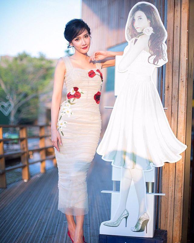 อั้ม พัชราภา สวย เจิด สุดๆ ในชุดเดรสลายดอกของแบรนด์ดัง Dolce & Gabbana