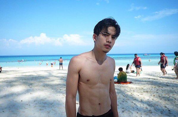 แซ่บไม่หยุด! “แจ็ค กิตติศักดิ์” อวดหุ่นสุดเท่เที่ยวทะเลรับซัมเมอร์ โชว์ซิคแพคแน่นๆ ริมชายหาด!