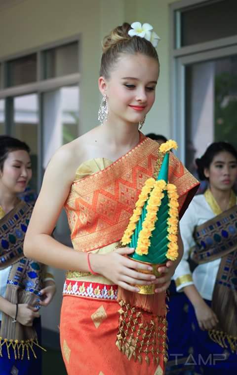 เอาสาวฝรั่งในชุดลาวมา,สะบายดีปีใหม่พี่น้องลาว-ไทย......ทุกคน