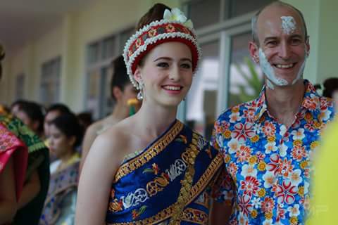 เอาสาวฝรั่งในชุดลาวมา,สะบายดีปีใหม่พี่น้องลาว-ไทย......ทุกคน