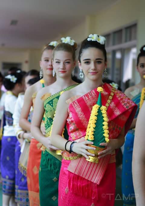 เอาสาวฝรั่งในชุดลาวมา,สะบายดีปีใหม่พี่น้องลาว-ไทย......ทุกคน