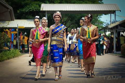 เอาสาวฝรั่งในชุดลาวมา,สะบายดีปีใหม่พี่น้องลาว-ไทย......ทุกคน