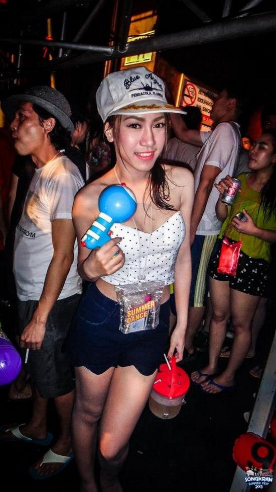 ปะเดิม!! สาวไทยรับเทศกาลแฉะ เปียกยันรู (ขุมขน)