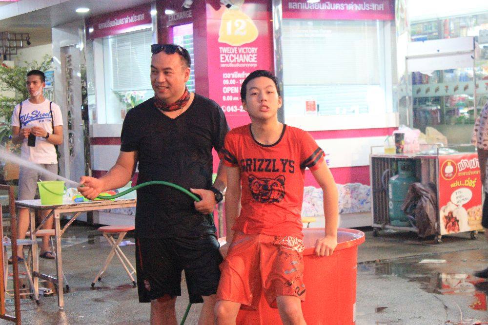ถนนข้าวเหนียวขอนแก่น ผู้ชายแซ่บลืม เด็กก็เด็กเถอะ!!!