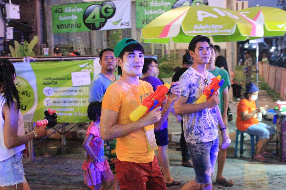 ถนนข้าวเหนียวขอนแก่น ผู้ชายแซ่บลืม เด็กก็เด็กเถอะ!!!