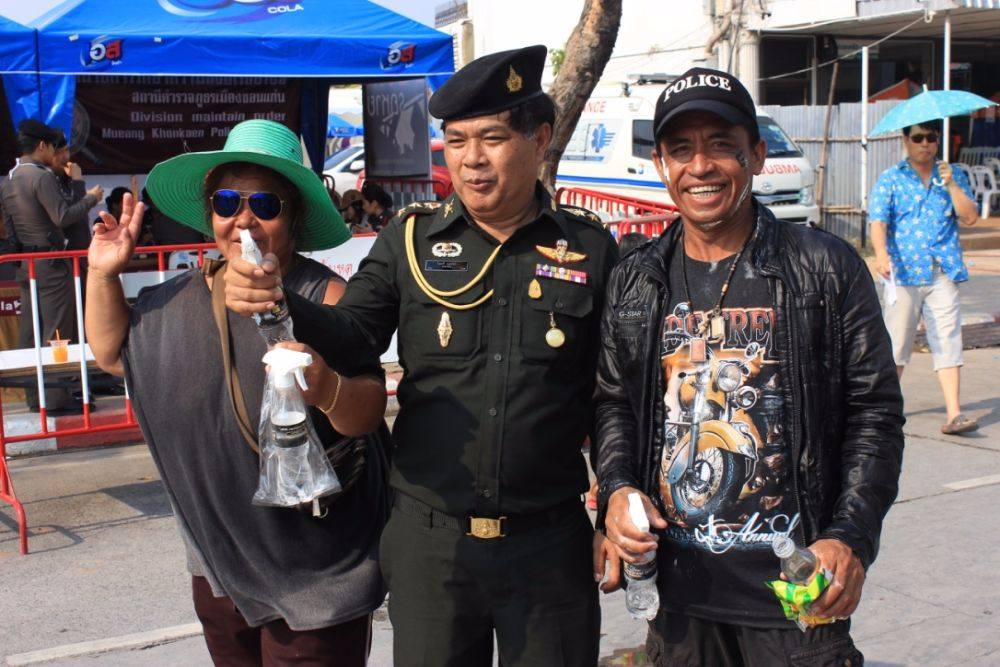 พันเอกไมตรี บุตรชา รองเสนาธิการมณฑลทหารบกที่ 23 ร่วมเล่นน้ำกับประชาชน