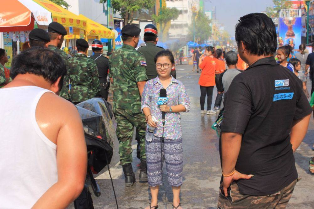 พี่นักข่าวคนสวย กำลังทำงาน