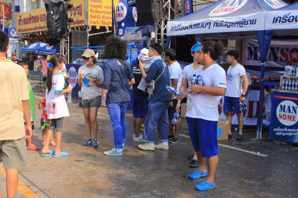 สงกรานต์ถนนข้าวเหนียววันที่ 3 เริ่มขึ้นแล้ว