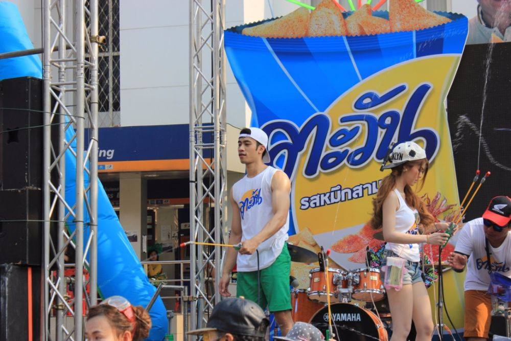 สงกรานต์ถนนข้าวเหนียววันที่ 3 เริ่มขึ้นแล้ว