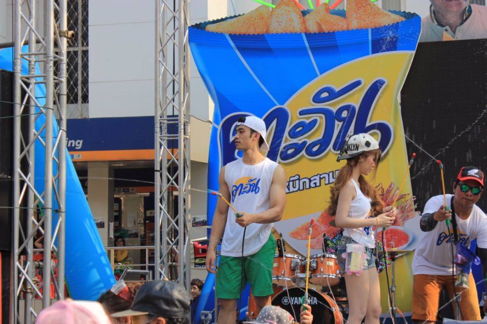 สงกรานต์ถนนข้าวเหนียววันที่ 3 เริ่มขึ้นแล้ว