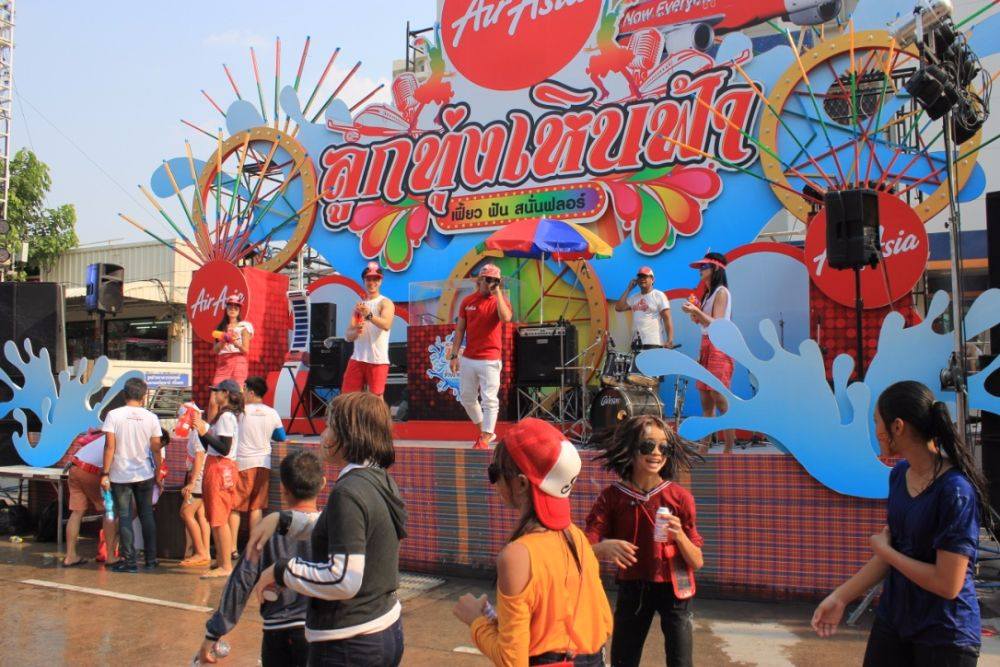 สงกรานต์ถนนข้าวเหนียววันที่ 3 เริ่มขึ้นแล้ว