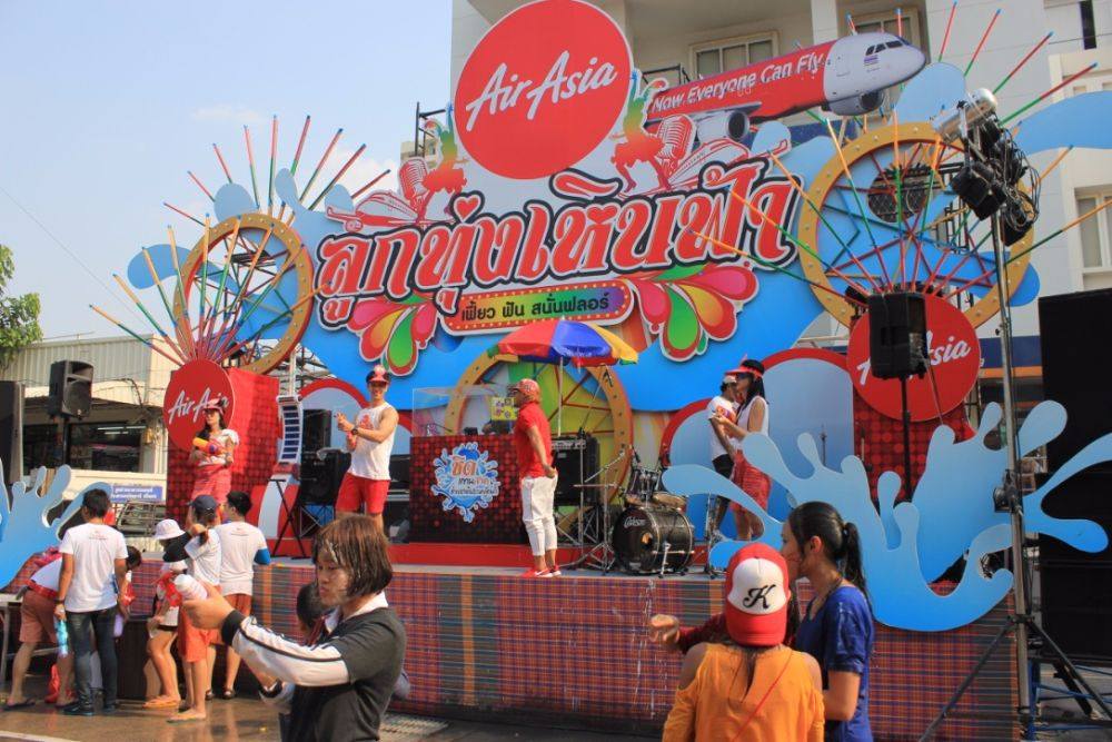 สงกรานต์ถนนข้าวเหนียววันที่ 3 เริ่มขึ้นแล้ว