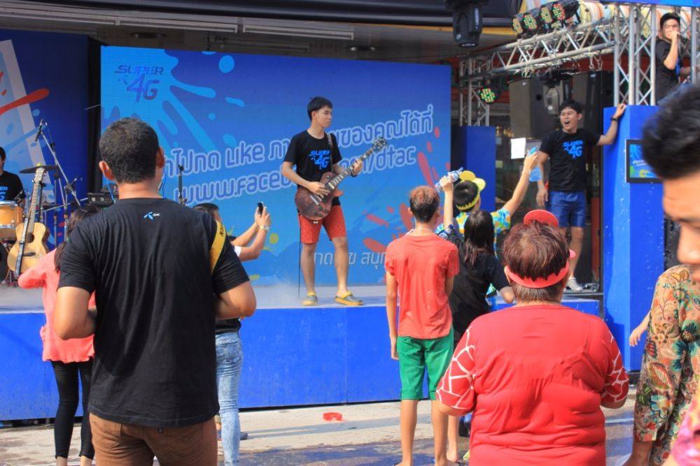 สงกรานต์ถนนข้าวเหนียววันที่ 3 เริ่มขึ้นแล้ว