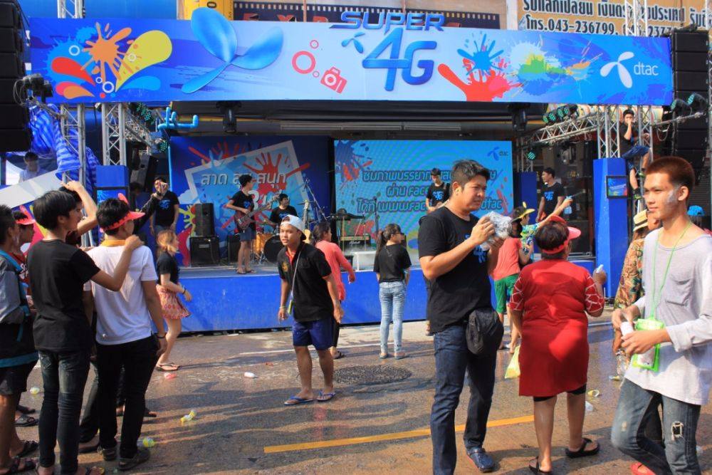 สงกรานต์ถนนข้าวเหนียววันที่ 3 เริ่มขึ้นแล้ว
