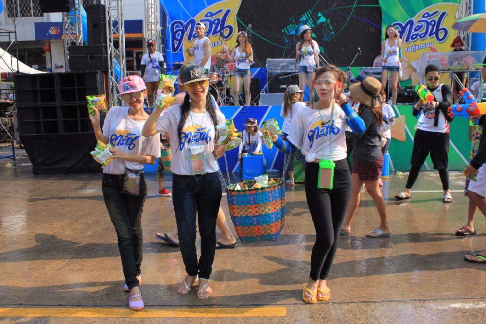 สงกรานต์ถนนข้าวเหนียววันที่ 3 เริ่มขึ้นแล้ว