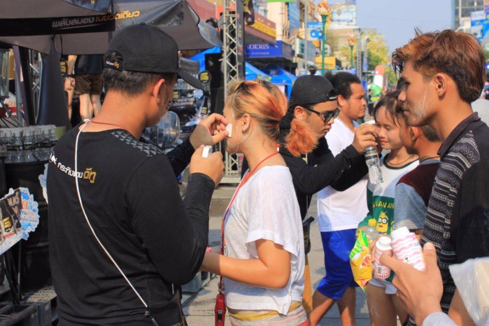 สงกรานต์ถนนข้าวเหนียววันที่ 3 เริ่มขึ้นแล้ว