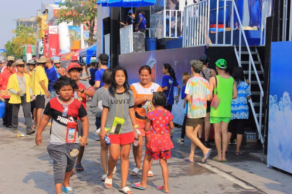 สงกรานต์ถนนข้าวเหนียววันที่ 3 เริ่มขึ้นแล้ว