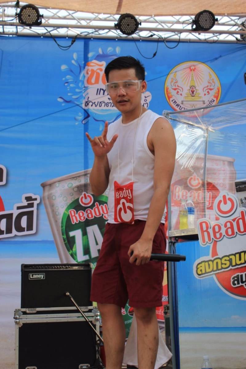 สงกรานต์ถนนข้าวเหนียววันที่ 3 เริ่มขึ้นแล้ว
