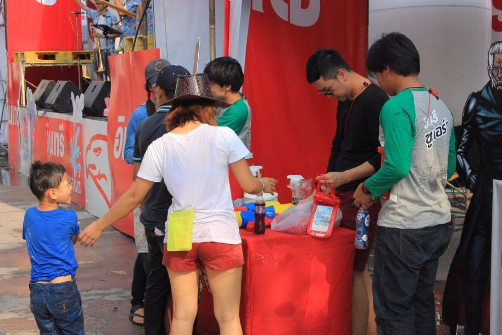 สงกรานต์ถนนข้าวเหนียววันที่ 3 เริ่มขึ้นแล้ว