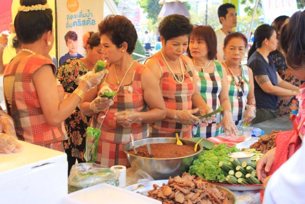 สงกรานต์ถนนข้าวเหนียววันที่ 3 เริ่มขึ้นแล้ว