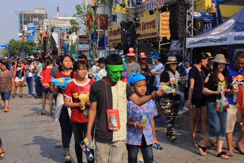 สงกรานต์ถนนข้าวเหนียววันที่ 3 เริ่มขึ้นแล้ว