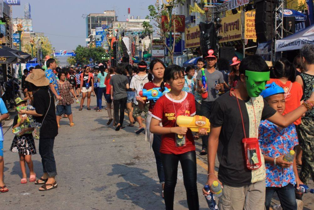 สงกรานต์ถนนข้าวเหนียววันที่ 3 เริ่มขึ้นแล้ว
