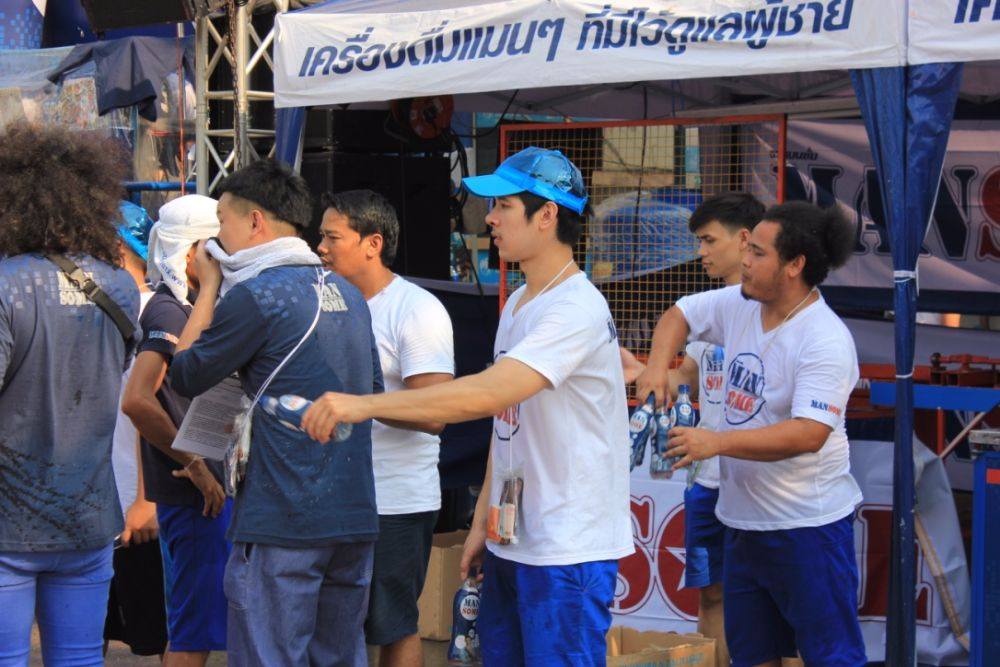 สงกรานต์ถนนข้าวเหนียววันที่ 3 เริ่มขึ้นแล้ว